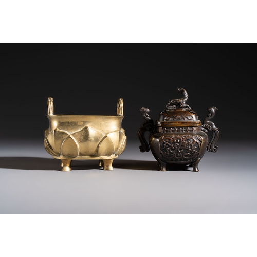 278 - Two Chinese bronze censers and an oil lamp, Xuande and Jin Chun Yuan mark, 19/20th C.H.: 15,5 cm (th... 