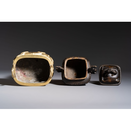 278 - Two Chinese bronze censers and an oil lamp, Xuande and Jin Chun Yuan mark, 19/20th C.H.: 15,5 cm (th... 