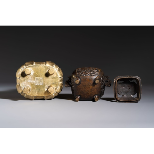 278 - Two Chinese bronze censers and an oil lamp, Xuande and Jin Chun Yuan mark, 19/20th C.H.: 15,5 cm (th... 