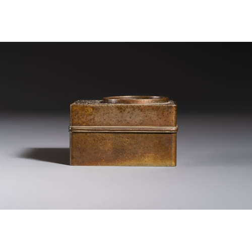 278 - Two Chinese bronze censers and an oil lamp, Xuande and Jin Chun Yuan mark, 19/20th C.H.: 15,5 cm (th... 