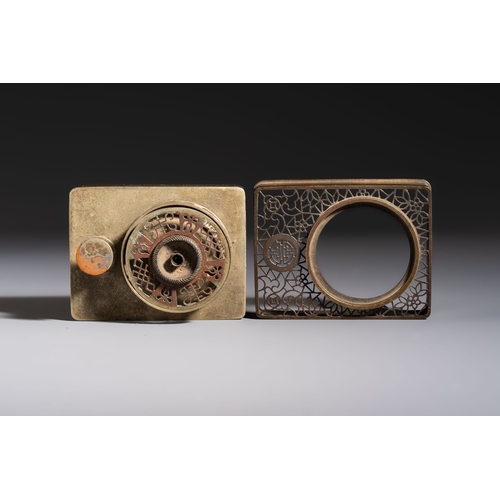 278 - Two Chinese bronze censers and an oil lamp, Xuande and Jin Chun Yuan mark, 19/20th C.H.: 15,5 cm (th... 