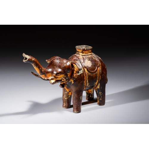 281 - A Vietnamese gilt-lacquered bronze 'Elephant' ewer, 19th C.L.: 22,5 cm - H.: 15,8 cm
Weight: 1390 gr... 