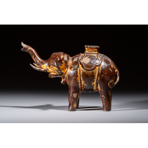 281 - A Vietnamese gilt-lacquered bronze 'Elephant' ewer, 19th C.L.: 22,5 cm - H.: 15,8 cm
Weight: 1390 gr... 