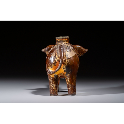 281 - A Vietnamese gilt-lacquered bronze 'Elephant' ewer, 19th C.L.: 22,5 cm - H.: 15,8 cm
Weight: 1390 gr... 