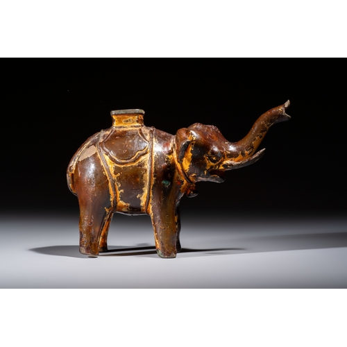 281 - A Vietnamese gilt-lacquered bronze 'Elephant' ewer, 19th C.L.: 22,5 cm - H.: 15,8 cm
Weight: 1390 gr... 