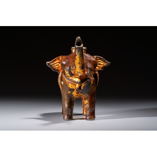 281 - A Vietnamese gilt-lacquered bronze 'Elephant' ewer, 19th C.L.: 22,5 cm - H.: 15,8 cm
Weight: 1390 gr... 