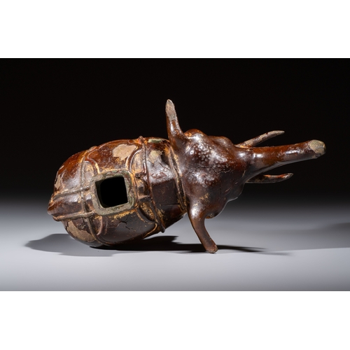 281 - A Vietnamese gilt-lacquered bronze 'Elephant' ewer, 19th C.L.: 22,5 cm - H.: 15,8 cm
Weight: 1390 gr... 