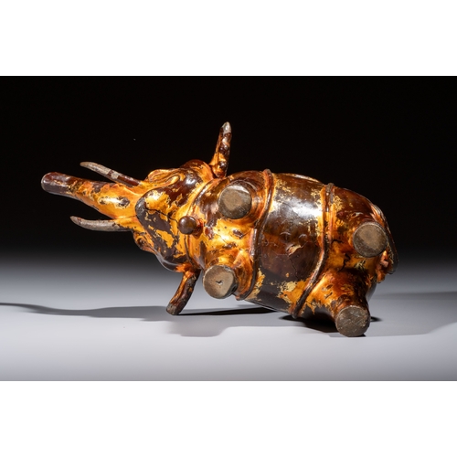 281 - A Vietnamese gilt-lacquered bronze 'Elephant' ewer, 19th C.L.: 22,5 cm - H.: 15,8 cm
Weight: 1390 gr... 