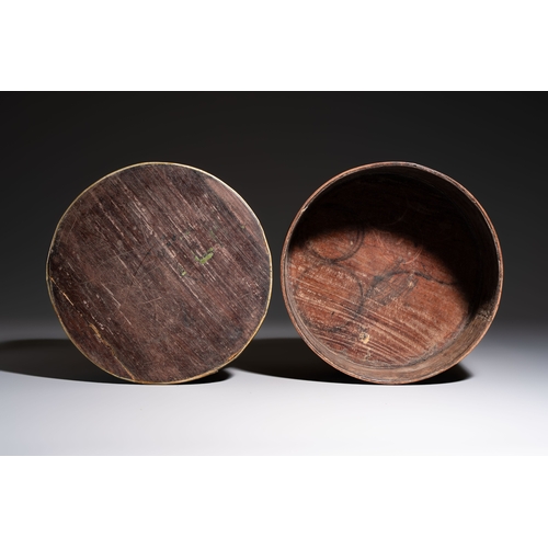 287 - Two Vietnamese mother-of-pearl-inlaid wooden trays and a circular box and cover, 19th C.Dia.: 27 cm ... 