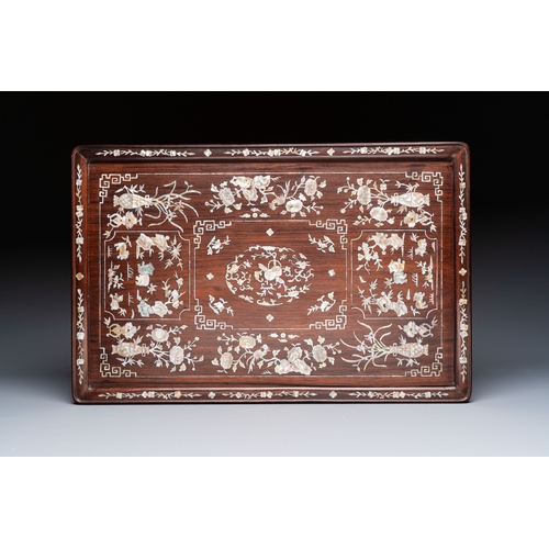 288 - A Vietnamese mother-of-pearl-inlaid hardwood tray and a wooden plaque, 19th C.Dim.: 40,8 x 61,5 cm (... 