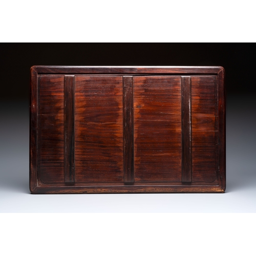 288 - A Vietnamese mother-of-pearl-inlaid hardwood tray and a wooden plaque, 19th C.Dim.: 40,8 x 61,5 cm (... 