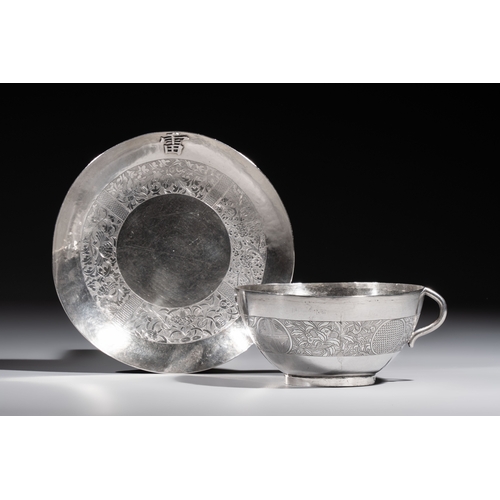 293 - A fine Vietnamese silver saucer and handled bowl, Lei mark, 19th C.Dia.: 17,3 cm (the saucer)L.: 14,... 