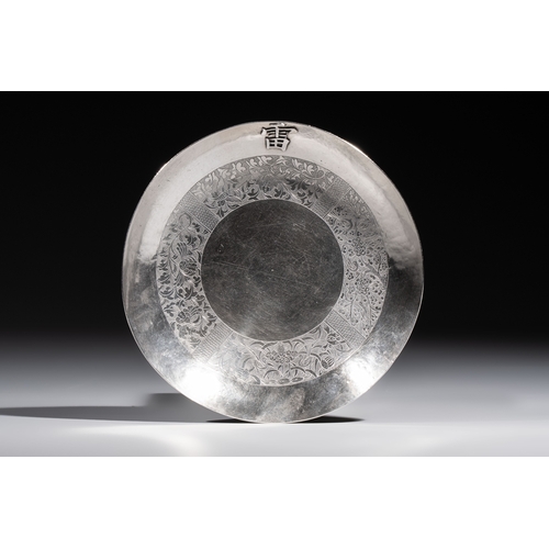293 - A fine Vietnamese silver saucer and handled bowl, Lei mark, 19th C.Dia.: 17,3 cm (the saucer)L.: 14,... 