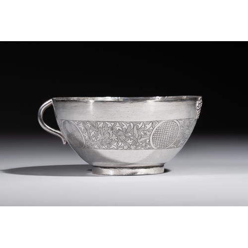 293 - A fine Vietnamese silver saucer and handled bowl, Lei mark, 19th C.Dia.: 17,3 cm (the saucer)L.: 14,... 