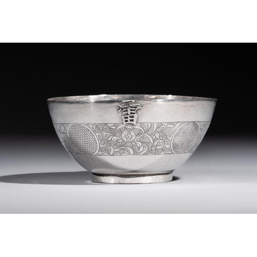293 - A fine Vietnamese silver saucer and handled bowl, Lei mark, 19th C.Dia.: 17,3 cm (the saucer)L.: 14,... 
