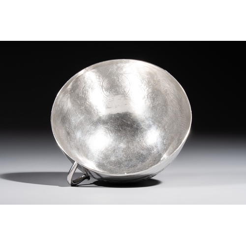 293 - A fine Vietnamese silver saucer and handled bowl, Lei mark, 19th C.Dia.: 17,3 cm (the saucer)L.: 14,... 