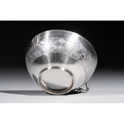 293 - A fine Vietnamese silver saucer and handled bowl, Lei mark, 19th C.Dia.: 17,3 cm (the saucer)L.: 14,... 
