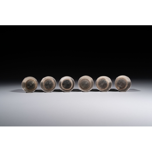 294 - A Chinese Canton or Vietnamese silver bottle vase with landscape design and six cups, 19th C.H.: 12 ... 