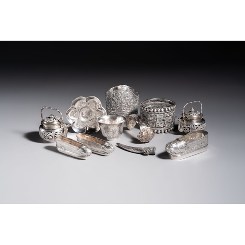295 - A collection of 11 Chinese silver wares, various marks, 19/20th C.H.: 7,7 cm (the largest bracelet)D... 