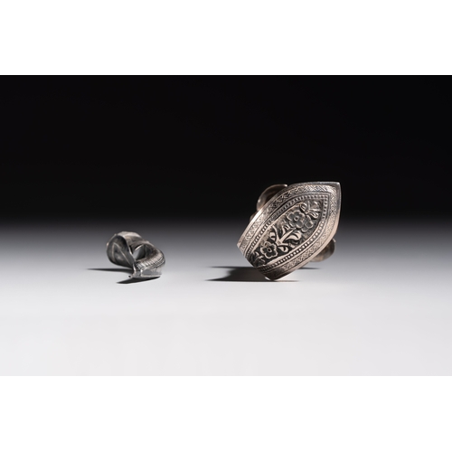 295 - A collection of 11 Chinese silver wares, various marks, 19/20th C.H.: 7,7 cm (the largest bracelet)D... 