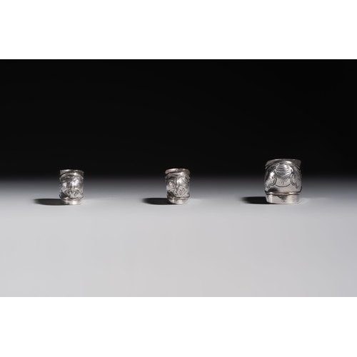 295 - A collection of 11 Chinese silver wares, various marks, 19/20th C.H.: 7,7 cm (the largest bracelet)D... 