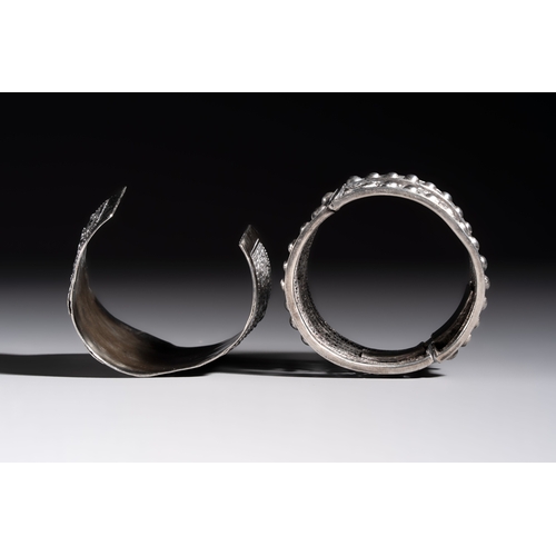 295 - A collection of 11 Chinese silver wares, various marks, 19/20th C.H.: 7,7 cm (the largest bracelet)D... 
