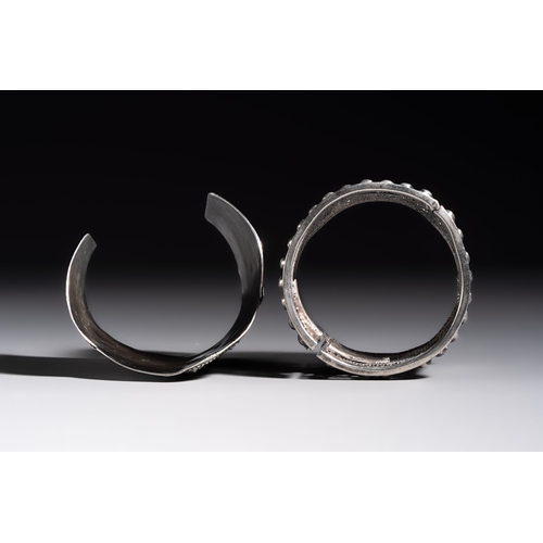 295 - A collection of 11 Chinese silver wares, various marks, 19/20th C.H.: 7,7 cm (the largest bracelet)D... 
