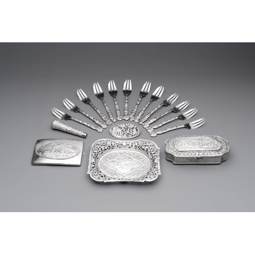 297 - A group of 17 silver wares, mainly Southeast Asia, 19/20th C.Dim.: 16,6 x 13,4 cm (the tray)L.: 9,5 ... 