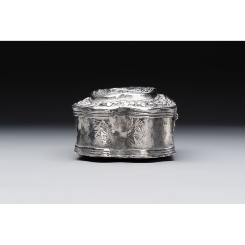297 - A group of 17 silver wares, mainly Southeast Asia, 19/20th C.Dim.: 16,6 x 13,4 cm (the tray)L.: 9,5 ... 