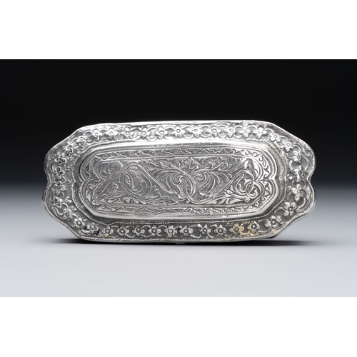 297 - A group of 17 silver wares, mainly Southeast Asia, 19/20th C.Dim.: 16,6 x 13,4 cm (the tray)L.: 9,5 ... 