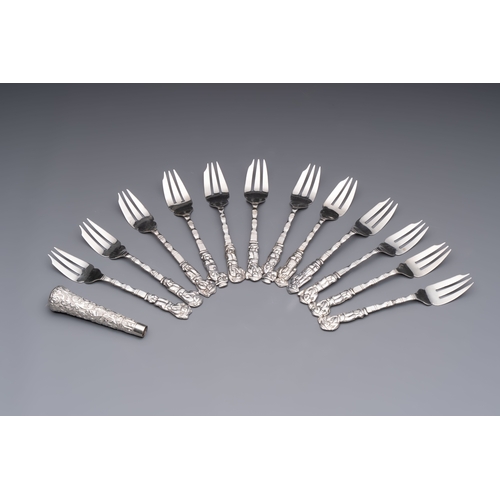 297 - A group of 17 silver wares, mainly Southeast Asia, 19/20th C.Dim.: 16,6 x 13,4 cm (the tray)L.: 9,5 ... 