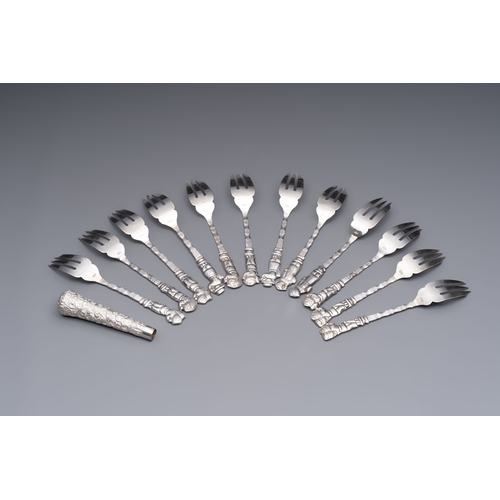 297 - A group of 17 silver wares, mainly Southeast Asia, 19/20th C.Dim.: 16,6 x 13,4 cm (the tray)L.: 9,5 ... 