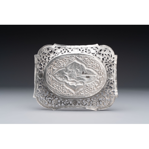 297 - A group of 17 silver wares, mainly Southeast Asia, 19/20th C.Dim.: 16,6 x 13,4 cm (the tray)L.: 9,5 ... 
