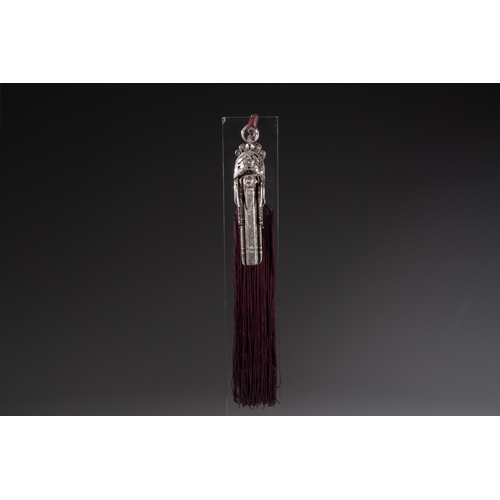 300 - A fine Chinese silver pendant with inscriptions on a plexiglas stand, 19th C.Dim.: 14 x 3,3 x 2 cm (... 