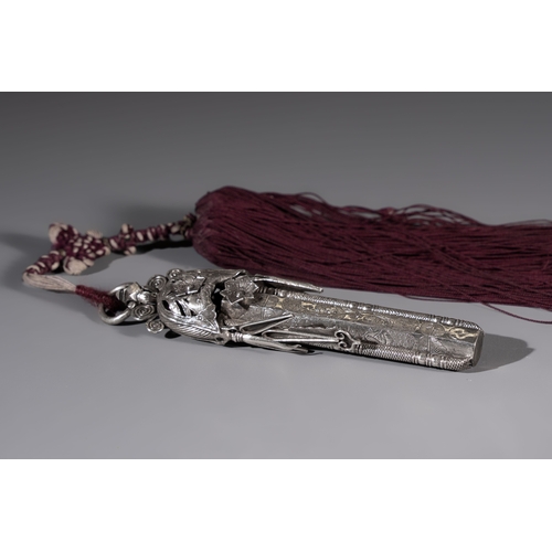 300 - A fine Chinese silver pendant with inscriptions on a plexiglas stand, 19th C.Dim.: 14 x 3,3 x 2 cm (... 