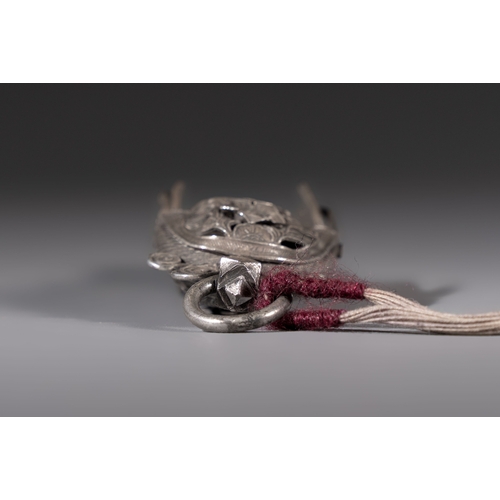 300 - A fine Chinese silver pendant with inscriptions on a plexiglas stand, 19th C.Dim.: 14 x 3,3 x 2 cm (... 