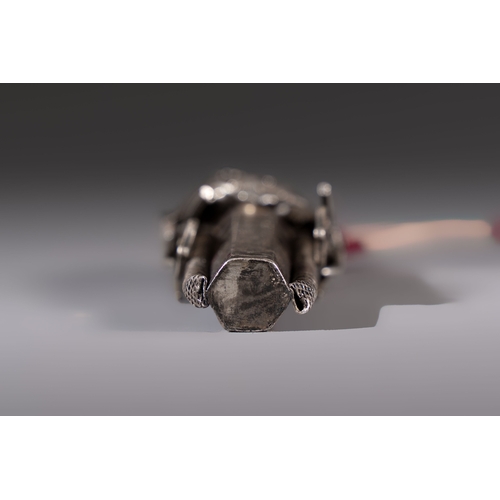 300 - A fine Chinese silver pendant with inscriptions on a plexiglas stand, 19th C.Dim.: 14 x 3,3 x 2 cm (... 