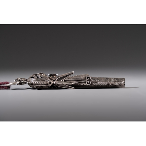 300 - A fine Chinese silver pendant with inscriptions on a plexiglas stand, 19th C.Dim.: 14 x 3,3 x 2 cm (... 