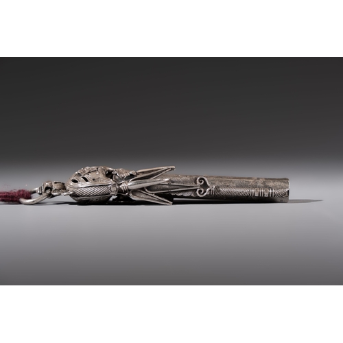 300 - A fine Chinese silver pendant with inscriptions on a plexiglas stand, 19th C.Dim.: 14 x 3,3 x 2 cm (... 
