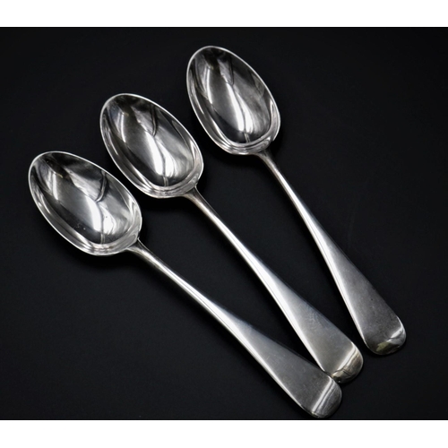 328 - Six Silver Spoons and a set of Tongs in excellent condition, 138 grams.