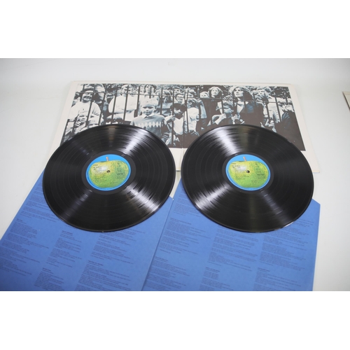 105 - The Beatles yellow submarine PCS 7070 Record looks in excellent condition record codes are  YEX .715... 