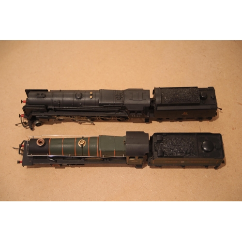 138 - Triang Hornby locomotive 92166 black 2 / 10 / 0 Tender is loose and Airfix dated 1977 4073 Locomotiv... 