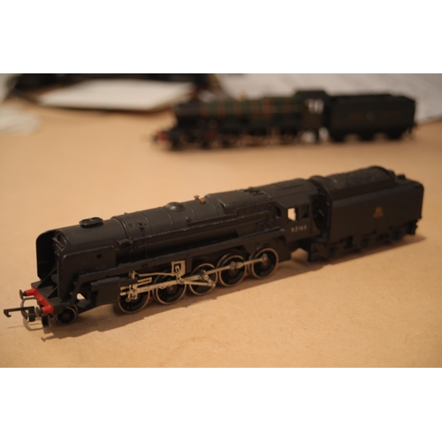 138 - Triang Hornby locomotive 92166 black 2 / 10 / 0 Tender is loose and Airfix dated 1977 4073 Locomotiv... 