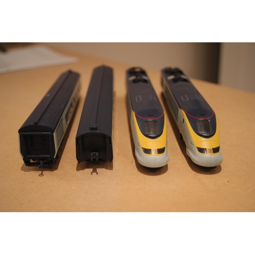 144 - Eurostar locomotive set 2 engines and 2 carriages Hornby the coupling on 1 carriage is broken made b... 