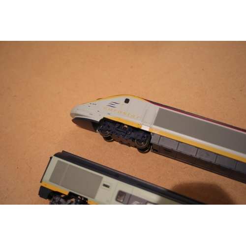 144 - Eurostar locomotive set 2 engines and 2 carriages Hornby the coupling on 1 carriage is broken made b... 