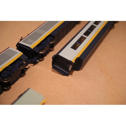 144 - Eurostar locomotive set 2 engines and 2 carriages Hornby the coupling on 1 carriage is broken made b... 