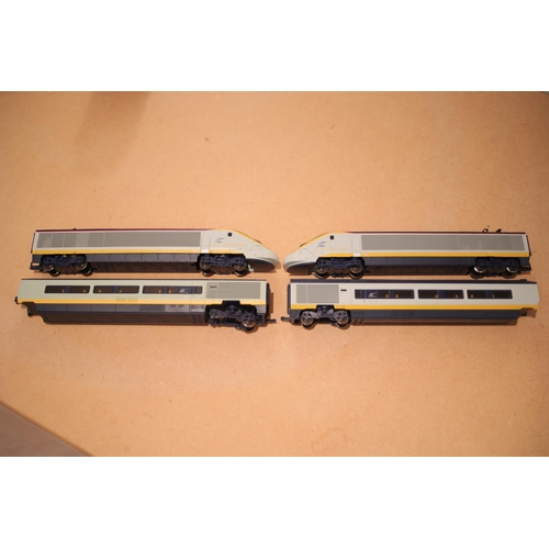 144 - Eurostar locomotive set 2 engines and 2 carriages Hornby the coupling on 1 carriage is broken made b... 