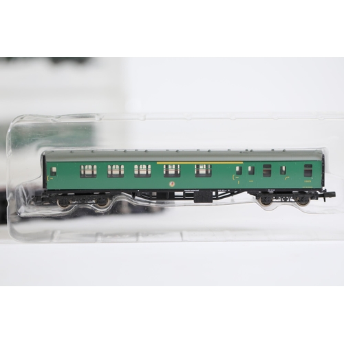 149 - 6 Grafar Train Carriages in boxed n gauge