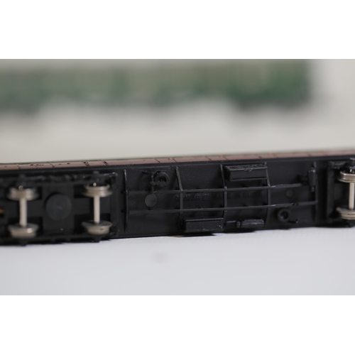 149 - 6 Grafar Train Carriages in boxed n gauge