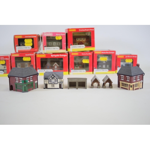 151 - Selection of Hornby cottages homes and shops 9 of which are boxed 2 shops do not have boxed the off ... 